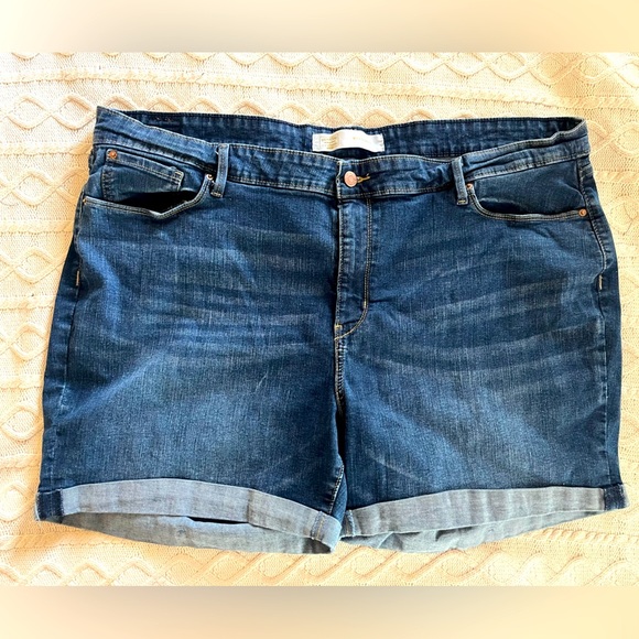 Levi’s Signature denim Distressed Medium Wash Cuffed Jean Shorts Size 24 Plus - Picture 1 of 16